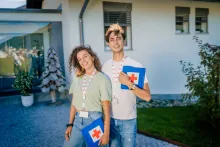 Zwei Studentinnen, die für das SRK im Kanton Luzern informieren